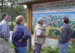 Hier vergroessern. Gerhard erklrt die Bergwelt