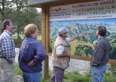 Hier vergroessern. Gerhard erklrt die Bergwelt