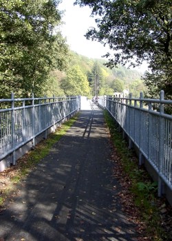 Alte Bahnbrcke als berfahrt umfunktioniert